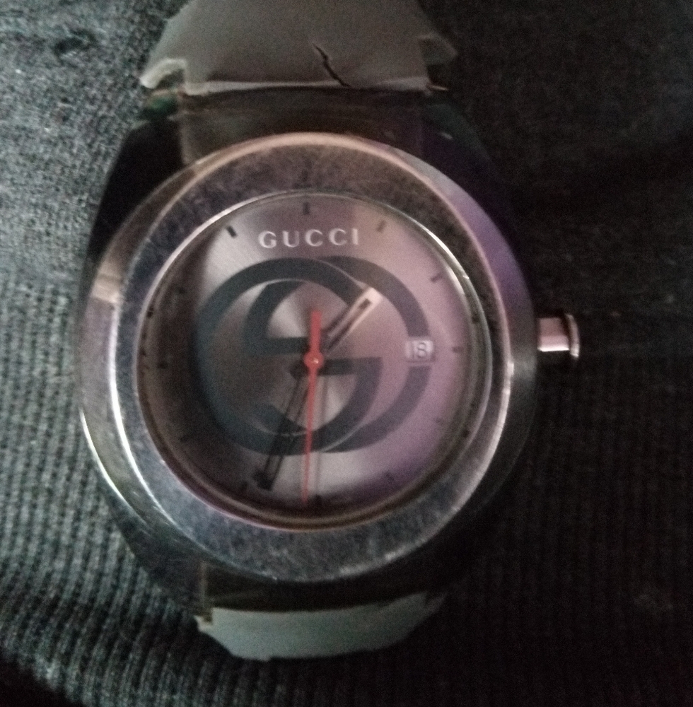 Gucci sync watch face